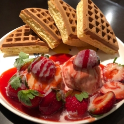 草莓冰淇淋鬆餅