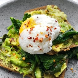 酪梨唐心蛋吐司