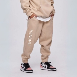 Kenshu® Logo 寬版縮口長褲【卡其】