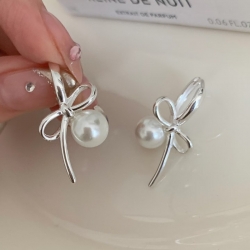 銀結擁珠 Knot of Pearl