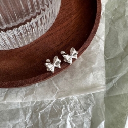 銀色小語 Petite Bow Studs